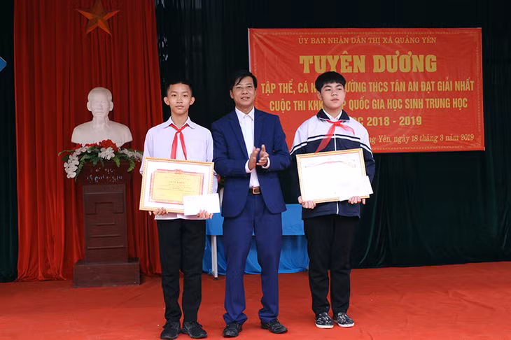 Đại diện lãnh đạo phường Tân an khen thưởng cho em Ngô Anh Tài, Nguyễn Đức Hoàn