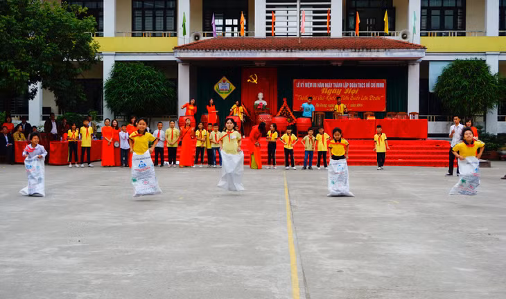 Sôi nổi phần thi nhảy bao bố.