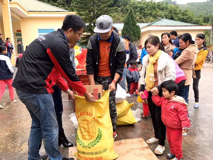 Câu lạc bộ Dù lượn Đông Bắc trao quà cho trẻ em và hộ nghèo xã Kỳ Thượng, huyện Hoành Bồ. 