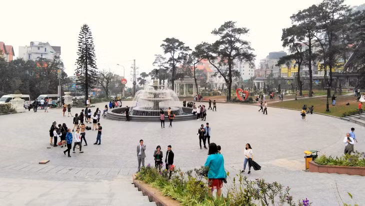 Quảng trường trung tâm luôn thu hút lượng lớn du khách tập trung để chụp ảnh 