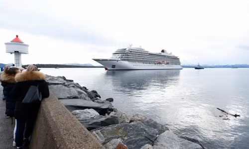 Tàu Viking Sky chiều 24/3 chuẩn bị cập cảng ở Molde, Na Uy, sau hơn một ngày trôi dạt giữa biển. Ảnh: AP.