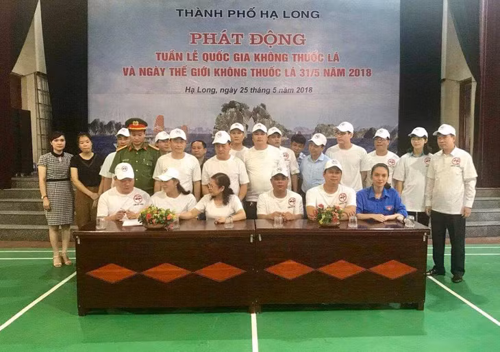 đại diện các Trường học, đoàn thể trên địa bàn TP Hạ Long đã ký cam kết triển khai thực hiện Luật Phòng chống tác hại thuốc lá