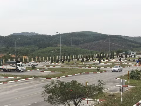 Các học viên tập sa hình tại Trung tâm sát hạch lái xe Quảng Ninh