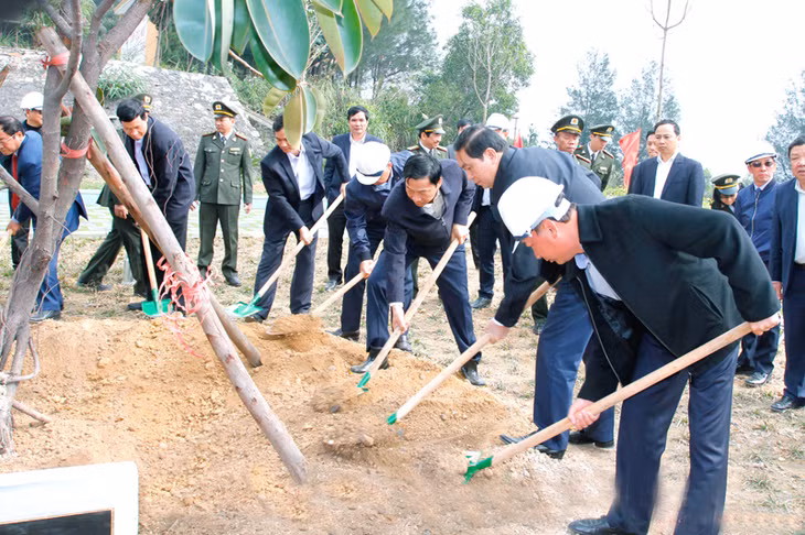 Chủ tịch nước Trần Đại Quang và các đồng chí lãnh đạo tỉnh trồng cây lưu niệm tại Di tích Bác Hồ về thăm mỏ Đèo Nai (Ảnh: Thu Trang, Văn phong Công ty CP Than Đèo Nai)