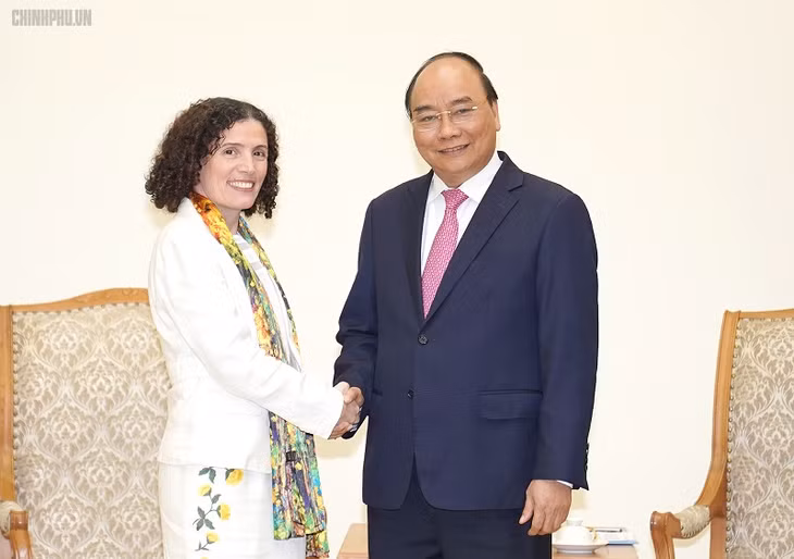  Thủ tướng Nguyễn Xuân Phúc tiếp Đại sứ Cộng hòa Đông Uruguay Rosario Portell Casanova. Ảnh: VGP/Quang Hiếu