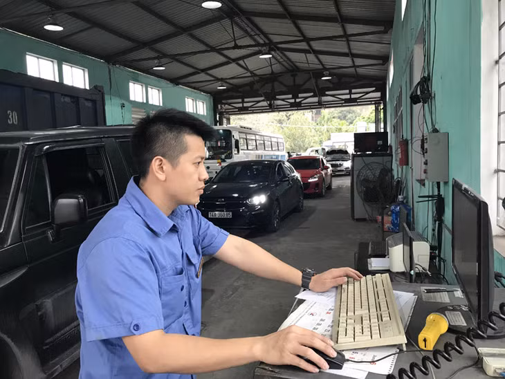 Cán bộ thực hiện đăng kiểm tại Công ty CP đăng kiểm xe cơ giới đường bộ Quảng Ninh