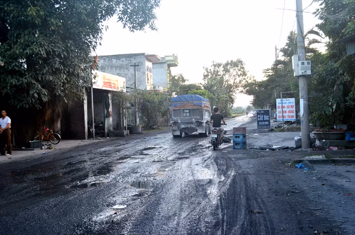 Đường 333 xuống cấp nghiêm trọng, luôn trong tình trạng nhớp nháp bụi than.
