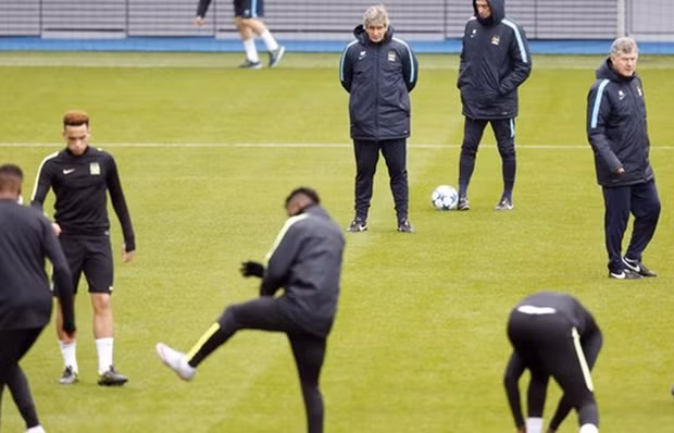  Các cầu thủ Manchester City tập luyện trên sân. Ảnh: Internet.