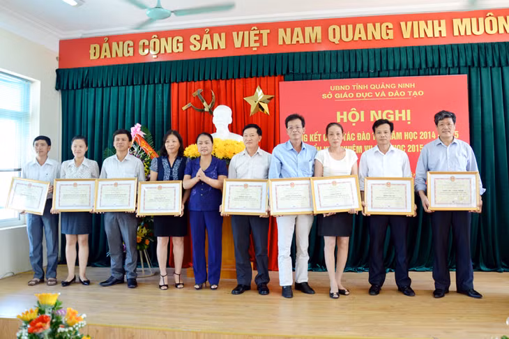 Các tập thể có nhiều thành tích xuất sắc trong công tác đào tạo giáo dục chuyên nghiệp năm học 2014-2015 được nhận giấy khen của Sở GD&ĐT.