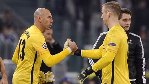 Hart (phải) dính chấn thương ở trận đấu với Juventus