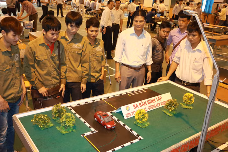 Hội thi thiết bị dạy nghề tự làm tỉnh Quảng Ninh lần thứ IV thu hút đông đảo sinh viên, giáo viên các trường tham gia nhằm trao đổi kinh nghiệm, sáng kiến, ứng dụng của các thiết bị