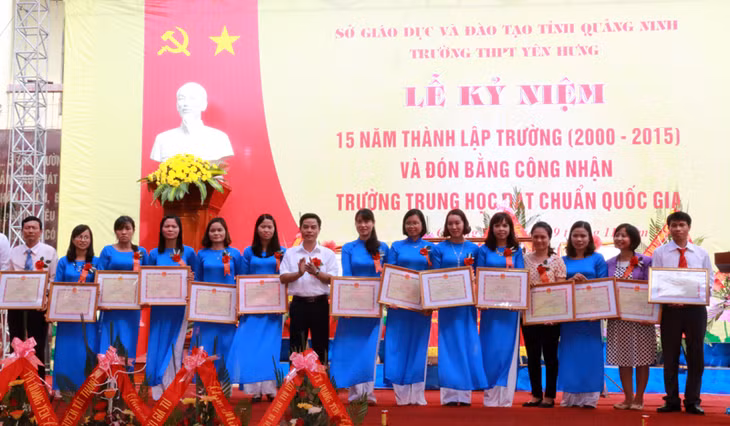 : Nhiều tập thể cá nhân có thành tích xuất sắc được nhận bằng khen của Bộ GD&ĐT, giấy khen Sở GD&ĐT và của UBND thị xã Quảng Yên.