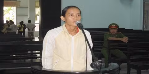 Bị cáo trước vành móng ngựa.