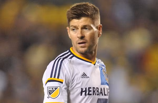 Steven Gerrard sẽ trở lại khoác áo Liverpool nhưng không phải thi đấu cho đội bóng của Jurgen Klopp mà là tham dự 1 trận đấu dành cho các huyền thoại của sân Anfield.