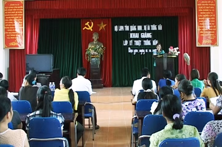 Hội LHPN tỉnh phối hợp tổ chức lớp kỹ thuật trồng nấm tại xã Dực Yên (huyện Đầm Hà).