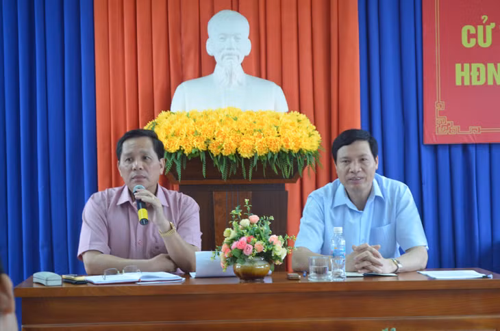 Đồng chí Phạm Hồng Hà, Chủ tịch UBND thành phố Hạ Long trả lời các kiến nghị của cử tri.