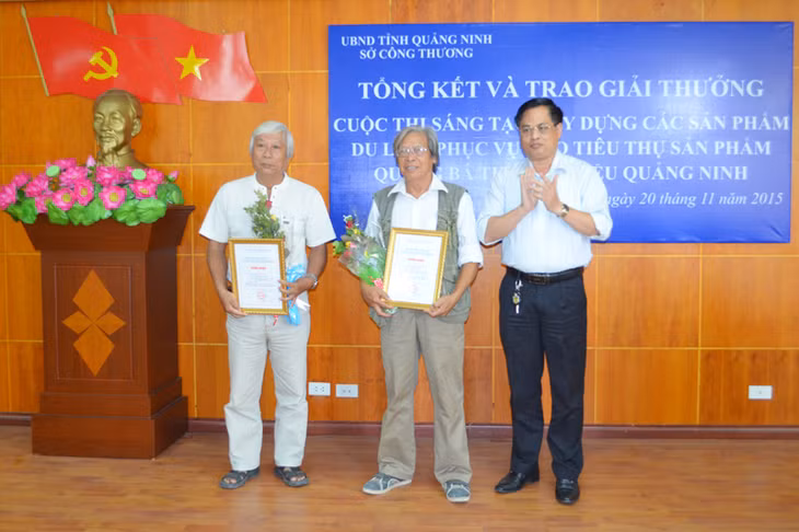 Ban tổ chức cuộc thi trao giải nhì cho các tác giả đạt giải
