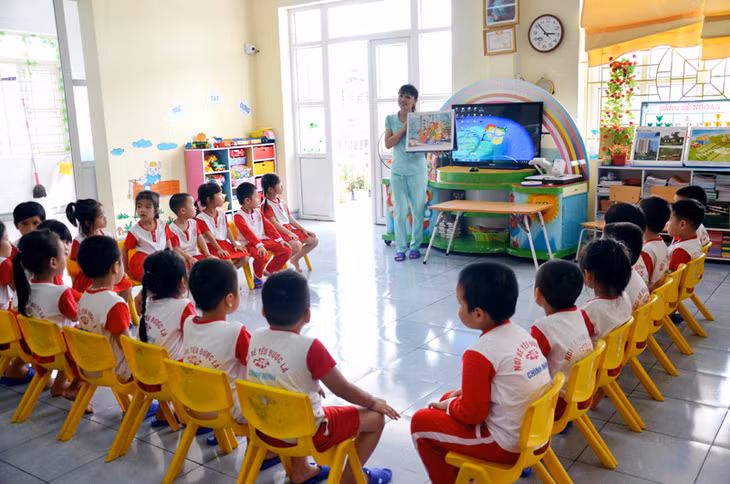 Giờ học của lớp Mầm non 5 tuổi B1, Trường Mầm non Hoa Phượng (phường Mạo Khê, TX Đông Triều).