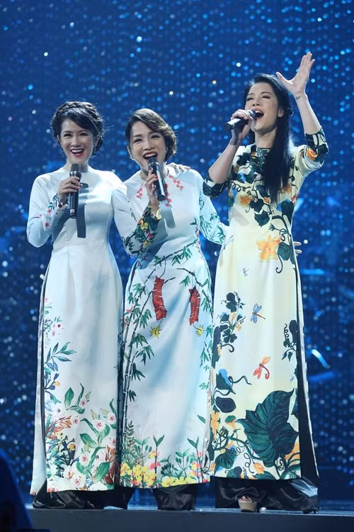 Mỹ Linh hòa giọng cùng Thu Phương trong chương trình The master of Symphony