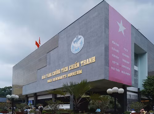 Bảo tàng Chứng tích Chiến tranh là một trong những điểm đến yêu thích của du khách khi đến TP HCM.