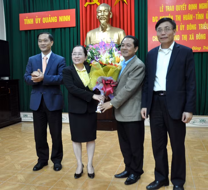 Lãnh đạo Thị ủy Đông Triều tặng hoa chúc mừng đồng chí Nguyễn Thị Huân
