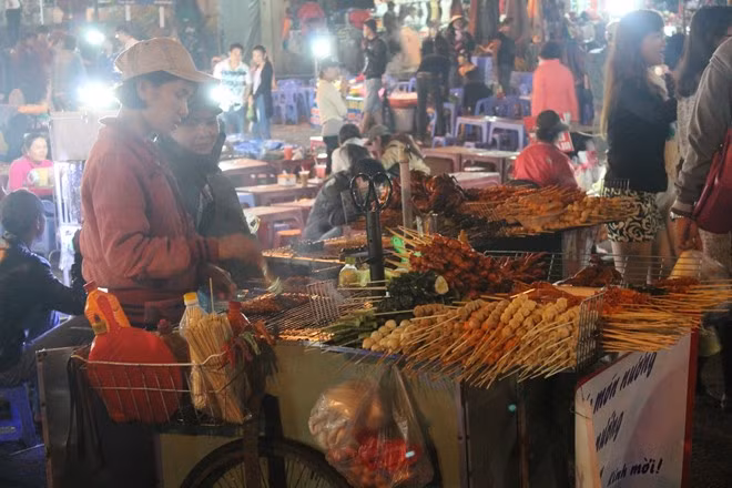 Đến Đà Lạt, nên dạo chợ đêm thưởng thức các món ăn vặt. 