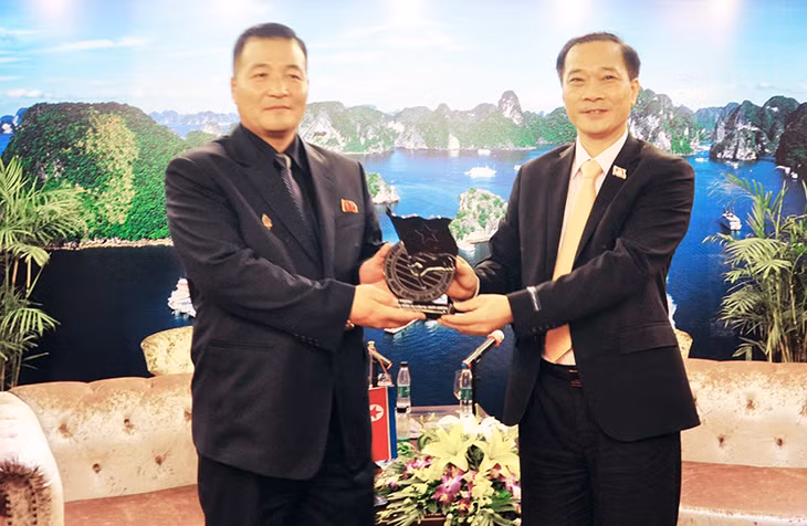 Đồng chí Vũ Hồng Thanh, Phó Bí thư Tỉnh ủy trao quà lưu niệm cho đồng chí Jon Yong Nam.