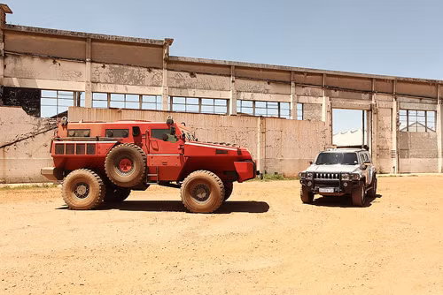 Hummer trở nên nhỏ bé khi đứng cạnh Paramount Marauder (đỏ).
