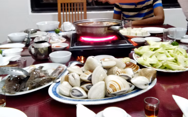 Các nguyên liệu chuẩn bị cho món lẩu cá mú.