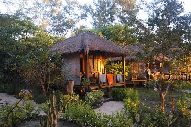 Gili Meno, đảo Gili, Indonesia Gili Meno là nơi hoang sơ, yên tĩnh nép mình hòn đảo Gili. Điểm đến quyến rũ du khách bởi vẻ đẹp của những rặng dừa xanh, rạn san hô, rùa biển, các loài cá đầy sắc màu cùng làn nước trong xanh.