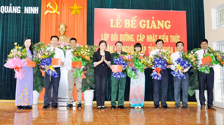 Đồng chí Đỗ Thị Hoàng, Phó Bí thư Thường trực Tỉnh uỷ, tặng hoa chúc mừng và trao chứng chỉ cho các học viên lớp Bồi dưỡng, cập nhật kiến thức cho cán bộ nguồn cấp tỉnh khoá II (tháng 9-2015).Ảnh: Nguyễn Huế