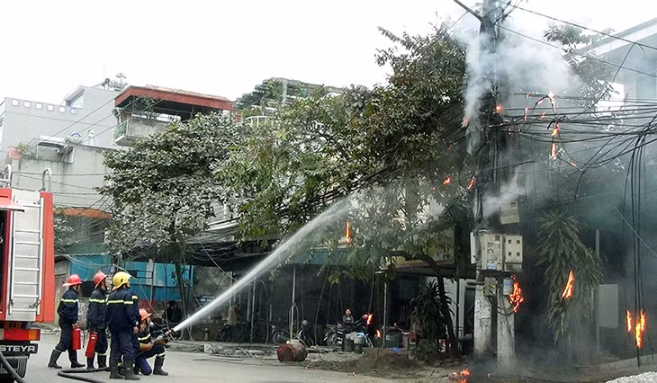 Lực lượng Cảnh sát PCCC tỉnh triển khai đội hình chữa cháy