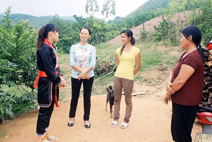 Chị Triệu Thị Dung (ngoài cùng bên trái) đảng viên mới Chi bộ thôn Loỏng Toỏng, xã Thanh Sơn đang vận động, tuyên truyền cho chị em trong thôn tham gia dọn vệ sinh nhà ở, ngõ xóm, thực hiện nếp sống văn minh.