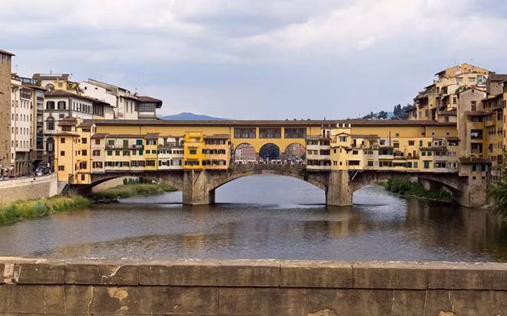  Cây cầu đá vòm thời trung cổ Ponte Vecchio bắc qua sông Arno ở Florence, Italy. Đây là cây cầu duy nhất giữ nguyên được thiết kế từ thời ban đầu của nó. (ảnh: Flickr).