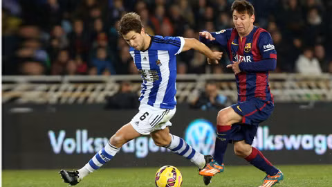 Messi (phải) và đồng đội sẽ không khó khăn để vùi dập Sociedad