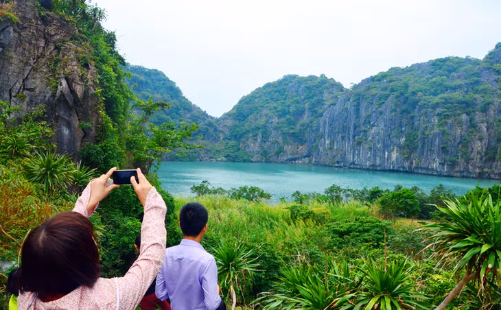 Áng hình tròn độc đáo giữa lòng núi tạo thành một cảnh quan hồ nước tuyệt đẹp.