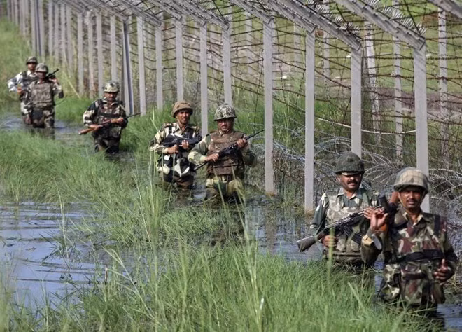 Binh sỹ Ấn Độ đi tuần tra dọc đường biên giới với Pakistan. (Nguồn: Reuters)