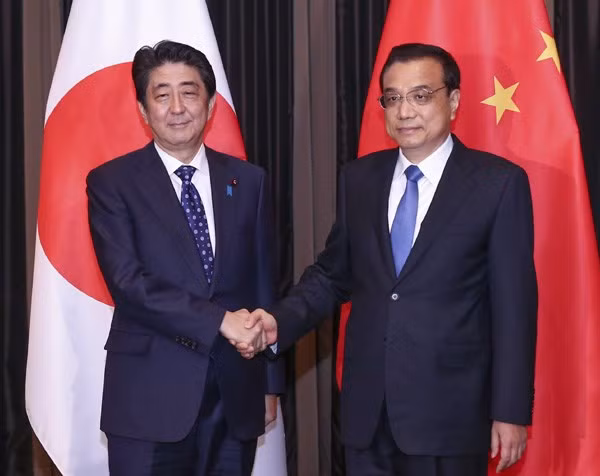 Thủ tướng Lý Khắc Cường và người đồng cấp Nhật Bản Shinzo Abe tại buổi gặp. (Nguồn: Xinhua)