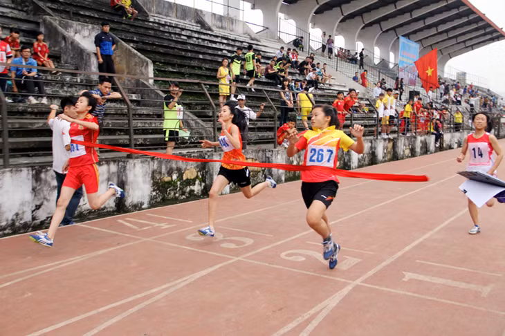 Thi chạy 100m tại Giải điền kinh học sinh TP Hạ Long năm học 2015-2016.