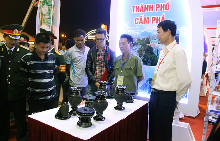Triển lãm thành tựu kinh tế - xã hội tỉnh Quảng Ninh 2010-2015 thu hút đông đảo người dân tham quan, mua sắm.