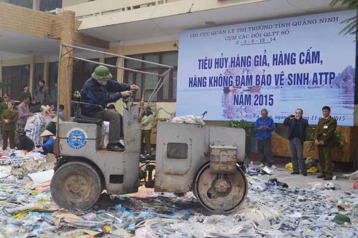 Các Các mặt hàng bị tiêu hủy chủ yếu là quần áo, giày déo, mỳ chính, đồ chơi bạo lực, thuốc lá, mỹ phẩm