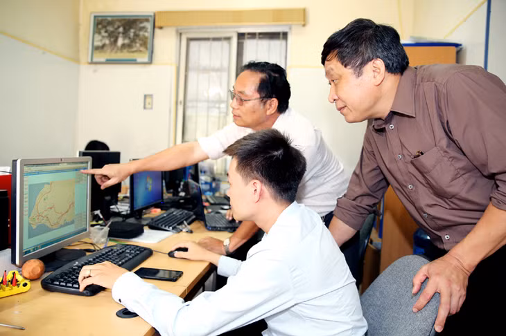 Cán bộ Phòng Khoa học - Công nghệ, Công ty CP Nước sạch Quảng Ninh giám sát mạng lưới đường ống cung cấp nước sạch qua mạng internet.
