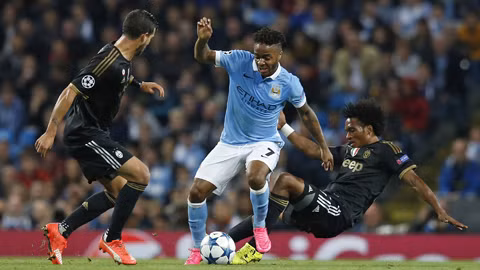 Sterling (giữa) và đồng đội đủ sức giành 1 điểm trước Juventus để giữ vững ngôi đầu bảng D