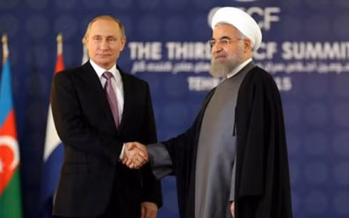 Tổng thống Nga Vladimir Putin và Tổng thống Iran Hassan Rouhani (phải) có cuộc họp báo chung bên lề Diễn đàn các nước xuất khẩu khí đốt ở Tehran. (ảnh: AFP).