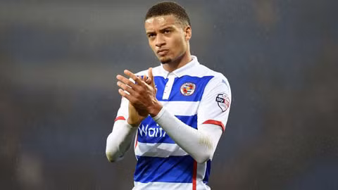 Michael Hector đang chơi cho Reading theo dạng cho mượn