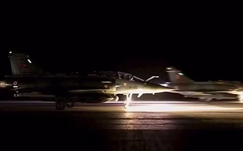 Máy bay chiến đấu Pháp xuất kích từ một địa điểm bí mật để tiến đánh IS ở Syria. Ảnh: AP.