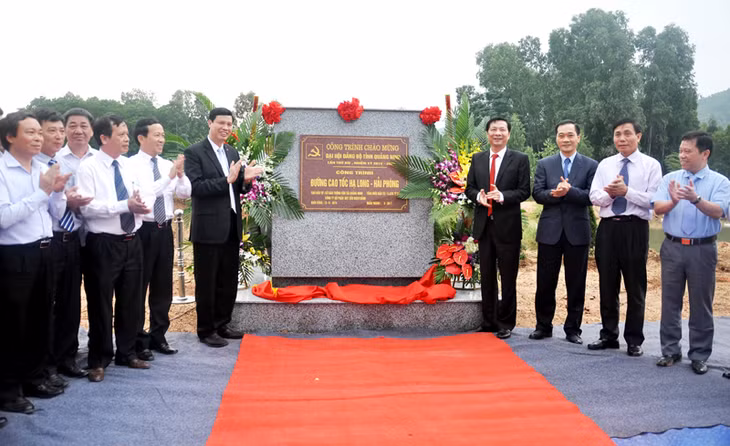 Các đồng chí lãnh đạo tỉnh gắn biển công trình Chào mừng Đại hội Đảng bộ tỉnh Quảng Ninh lần thứ XIV, nhiệm kỳ 2015-2020 cho Dự án đường cao tốc Hạ Long - Hải Phòng. Ảnh: Thái Cảnh
