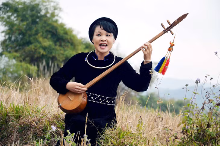 Nghệ sĩ Vùng mỏ Hà Thị Ngọc say sưa với cây đàn tính và những làn điệu hát then.