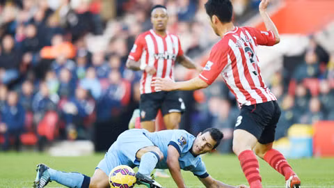 Với lực lượng sứt mẻ, Man City (dưới) không dễ vượt qua được lối đá thiên về thể lực của Southampton