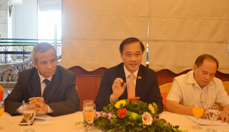 Đồng chí Vũ Hồng Thanh, Phó Bí thư Tỉnh ủy giới thiệu về tình hình kinh tế-xã hội của tỉnh với đoàn công tác